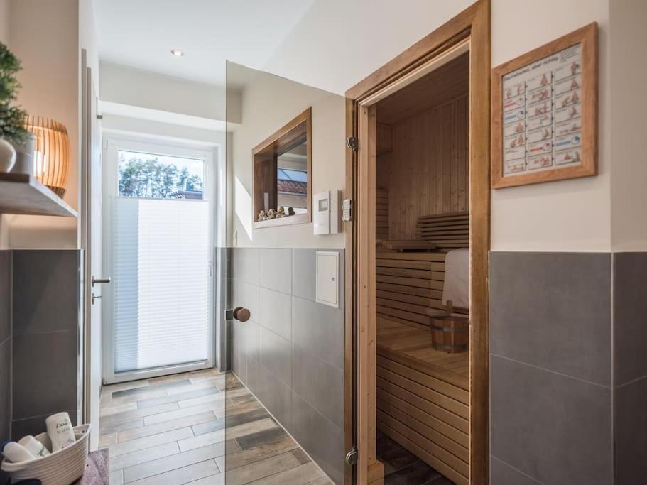 5 Sterne-Ferienhaus Eisvogel Am See Mit Sauna Und Kamin คราโคอัมเซ ภายนอก รูปภาพ